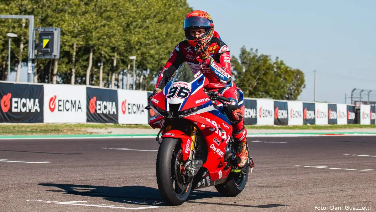 Jake Dixon pilota Honda HRC sulla griglia Superbike a Cremona