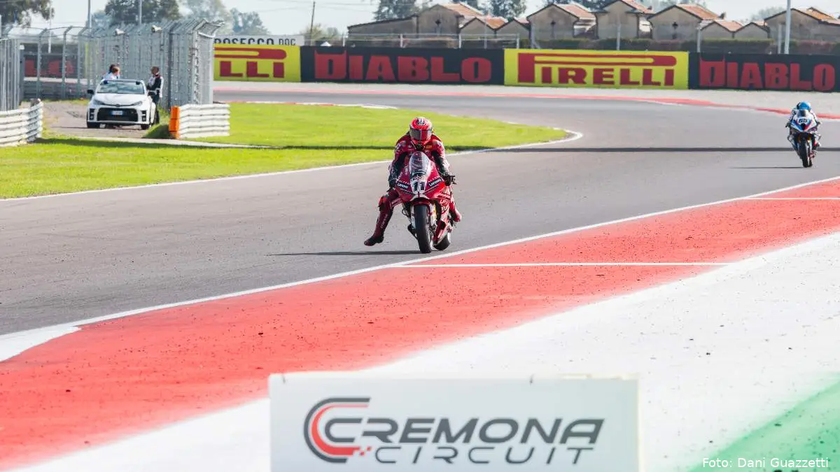 Nicolò Bulega guida la Ducati nella Gara 1 Superbike al Cremona Circuit