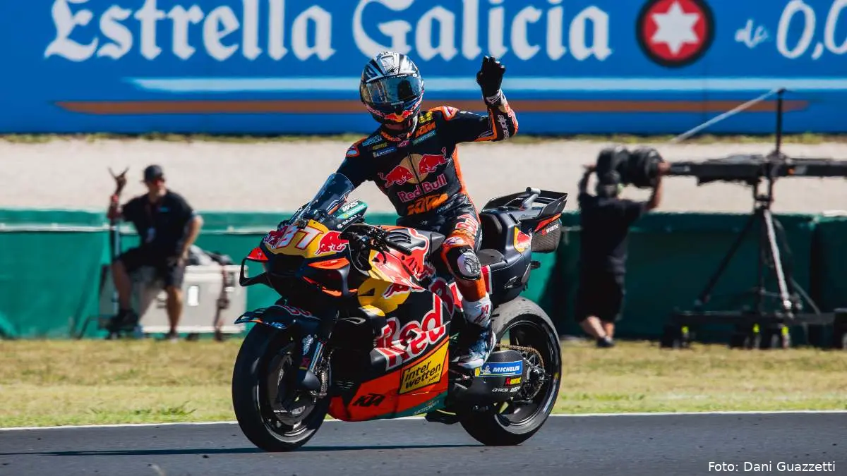 Pedro Acosta pilota KTM MotoGP saluta i tifosi al Misano World Circuit