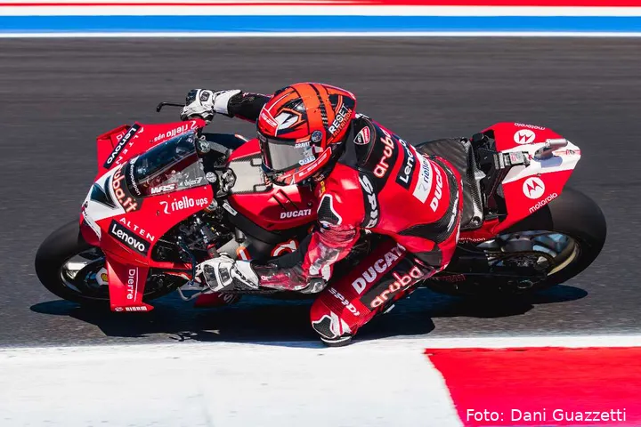 Iker Lecuona guida la Ducati Panigale V4 R a Misano Adriatico