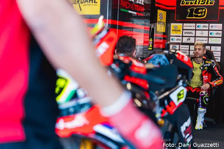Alvaro Bautista seduto nel box del team Barni WorldSBK
