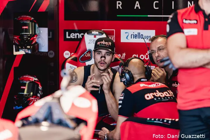 Iker Lecuona pilota Aruba Ducati Superbike seduto nel box