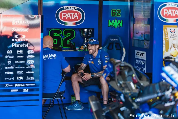 Stefano Manzi seduto nel box GRT Yamaha WorldSBK