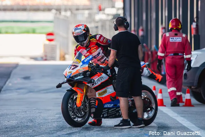 Alberto Surra esce con la Ducati dal box Motocorsa Racing