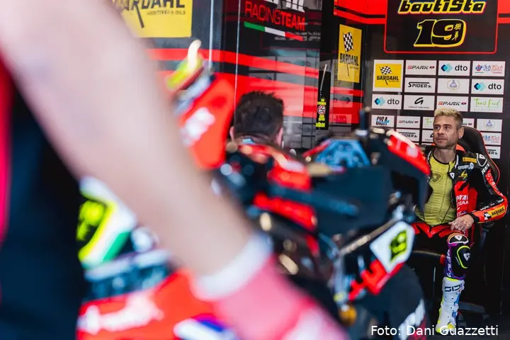 Alvaro Bautista seduto nel box del Barni Spark Racing Team Superbike