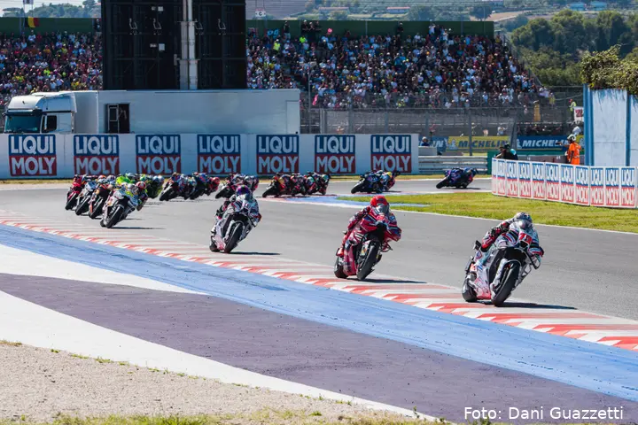 Marco Bezzecchi in testa nel GP Misano, prima del fattaccio. Foto: Dani Guazzetti&nbsp;