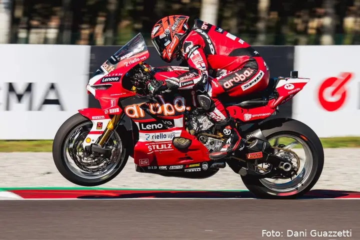 Iker Lecuona guida la Ducati Superbike a Cremona