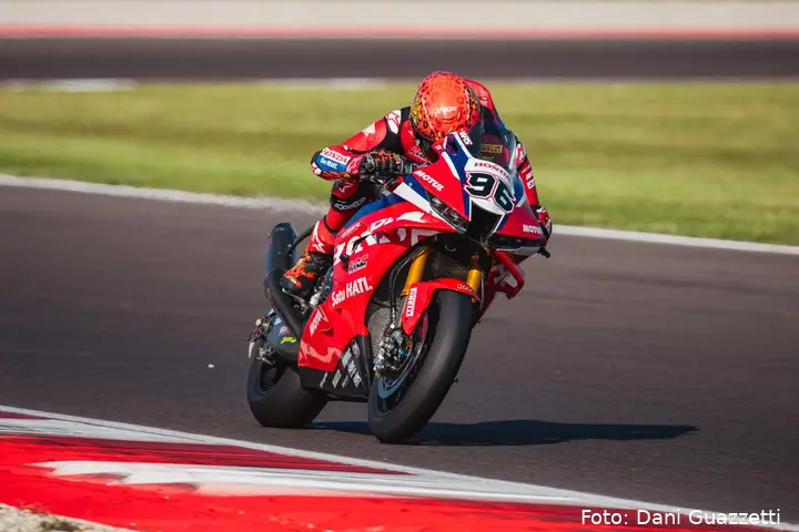 Jake Dixon guida la Honda Superbike al Cremona Circuit