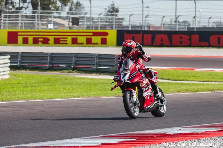 Iker Lecuona guida la Ducati Superbike al Cremona Circuit