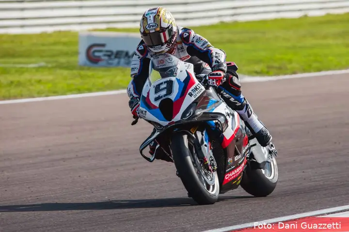 Danilo Petrucci guida la BMW Superbike a Cremona
