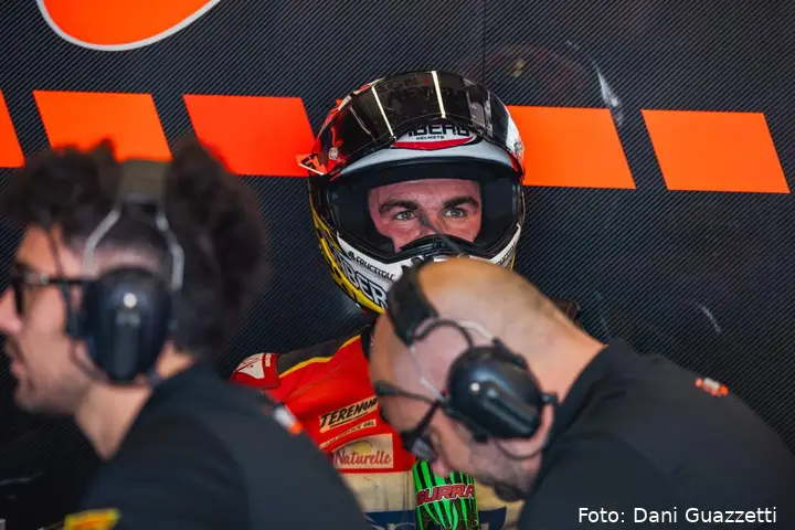 Alberto Surra nel box del team Motocorsa SBK a Cremona