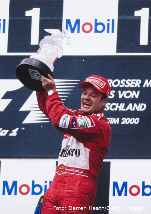 <i>Rubens Barrichello løfter sin pokal efter sejren på Hochenheim i år 2000.</i>