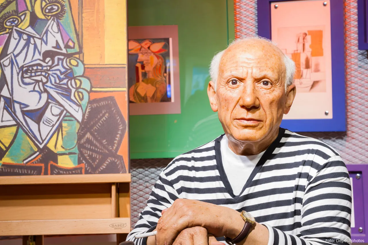 Pablo Picasso voor zijn werken in het museum