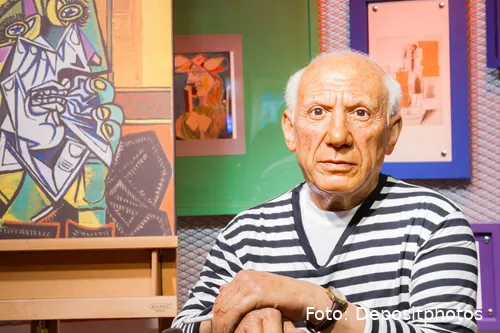 Pablo Picasso voor zijn werken in het museum