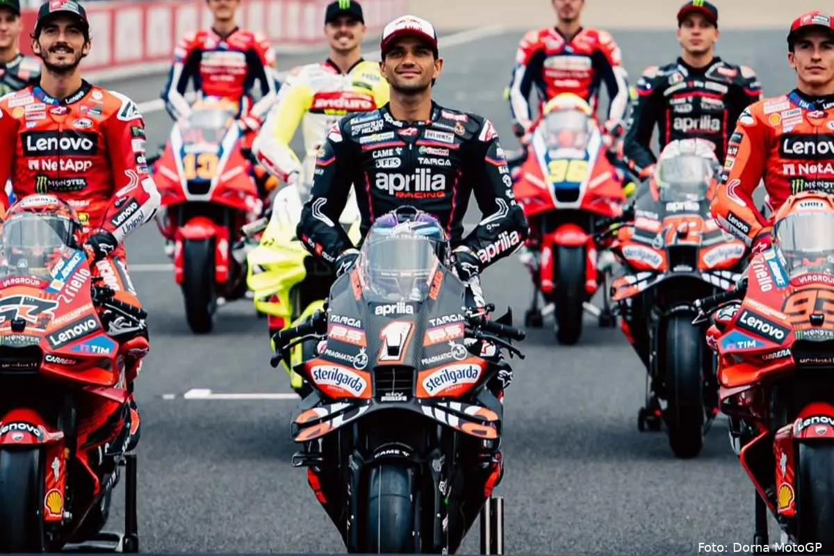 Jorge Martin pilota Aprilia sulla griglia MotoGP
