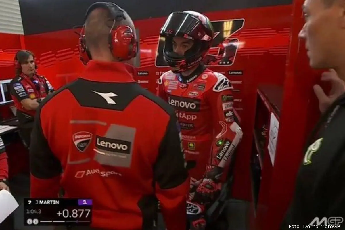 Pecco Bagnaia pilota Ducati MotoGP nel box a Valencia