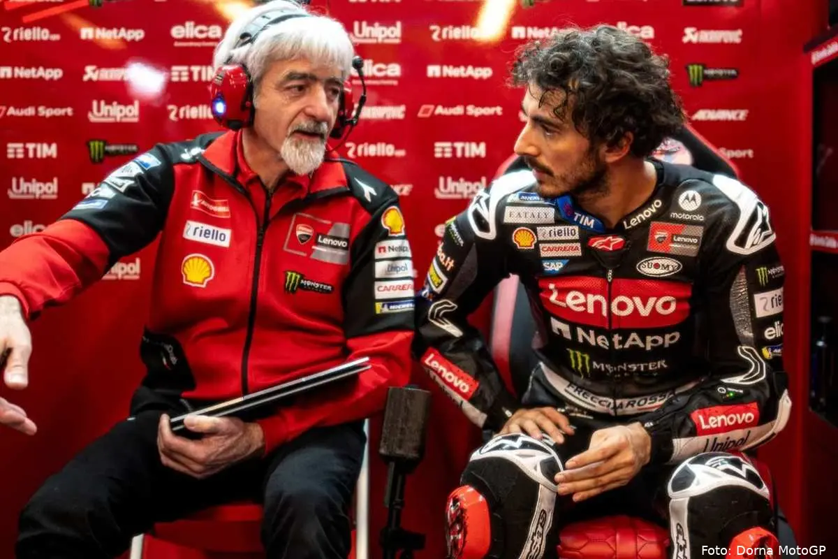 Pecco Bagnaia e Gigi Dall'Igna nel box Ducati MotoGP nel test a Valencia