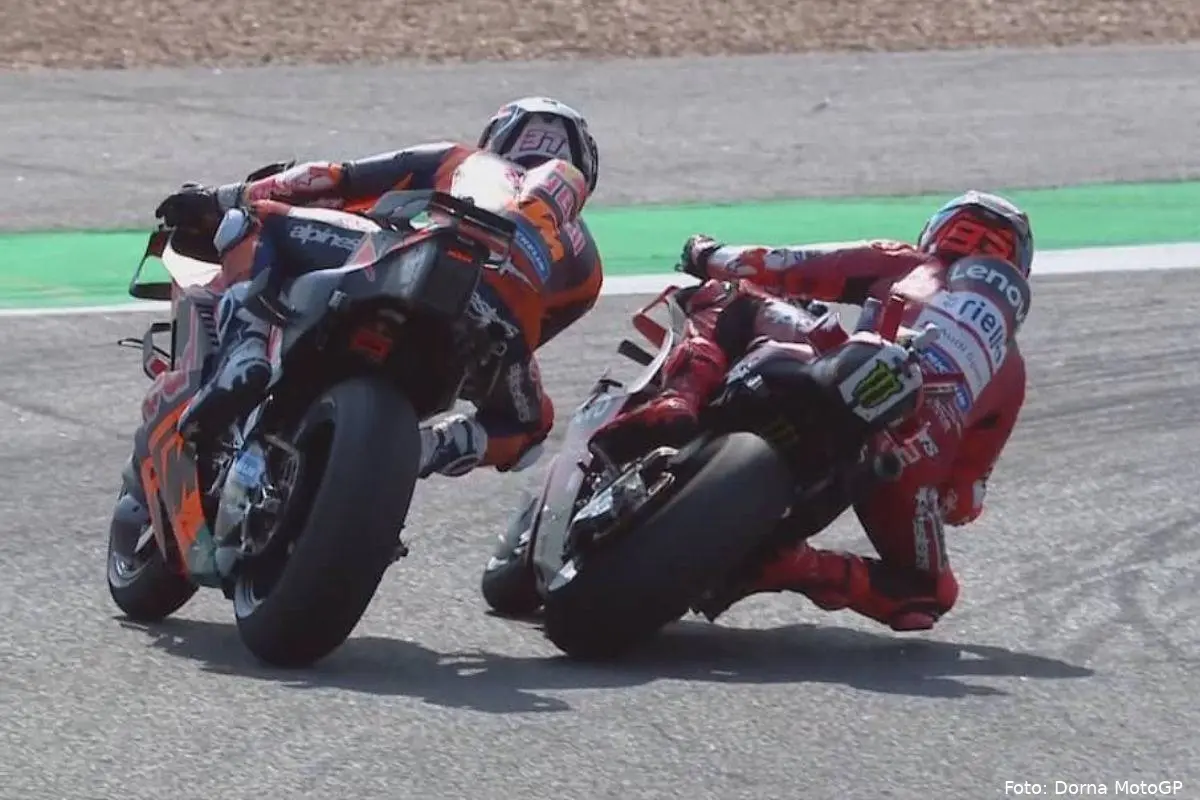 Marc Marquez e Pedro Acosta durante la MotoGP Sprint a Buriram, Thailandia