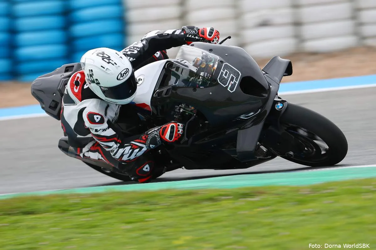 Danilo Petrucci guida la BMW M 1000 RR nel Jerez Test Superbike SBK