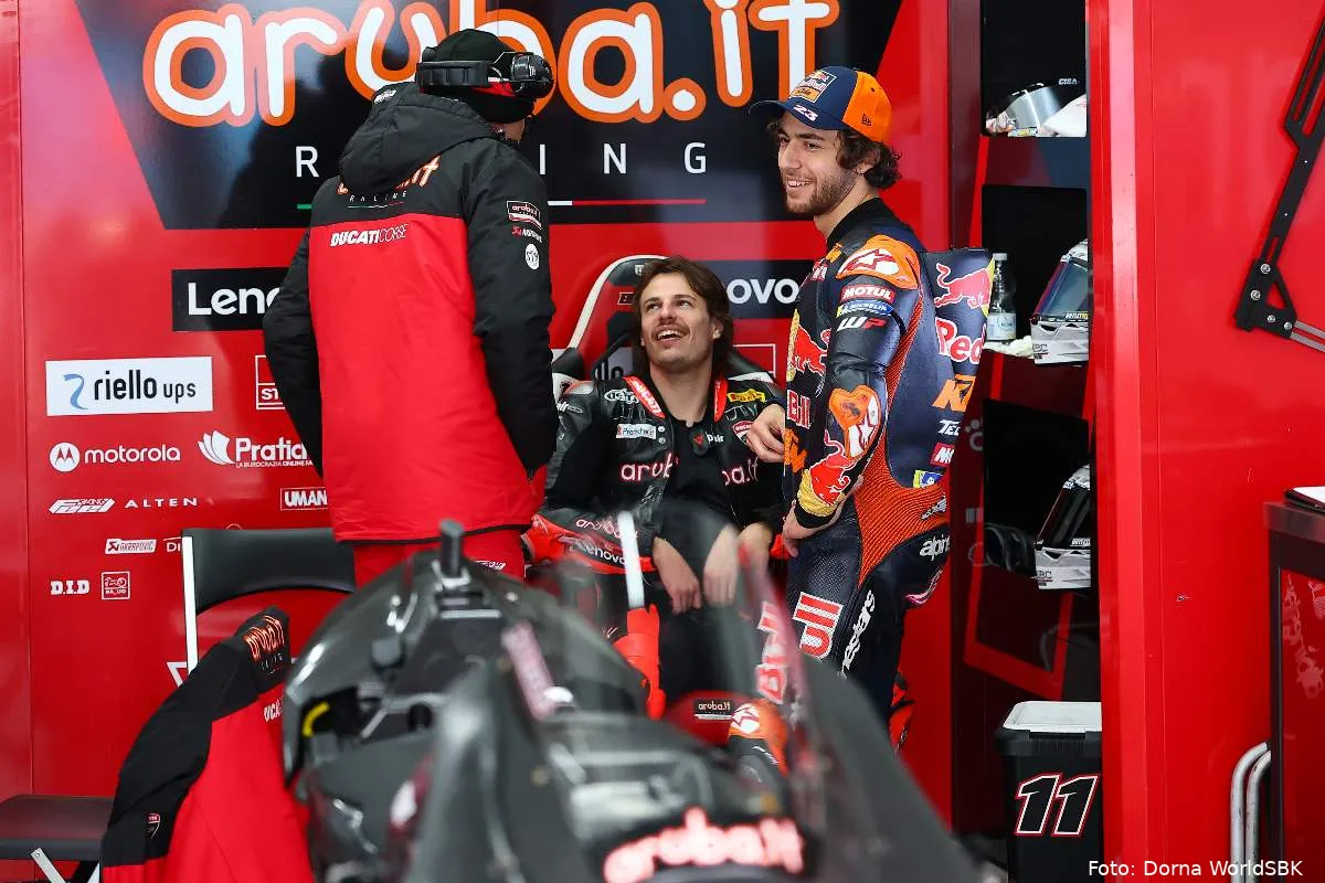 Nicolò Bulega e Enea Bastianini nel box Aruba Ducati SBK nel Jerez Test Superbike