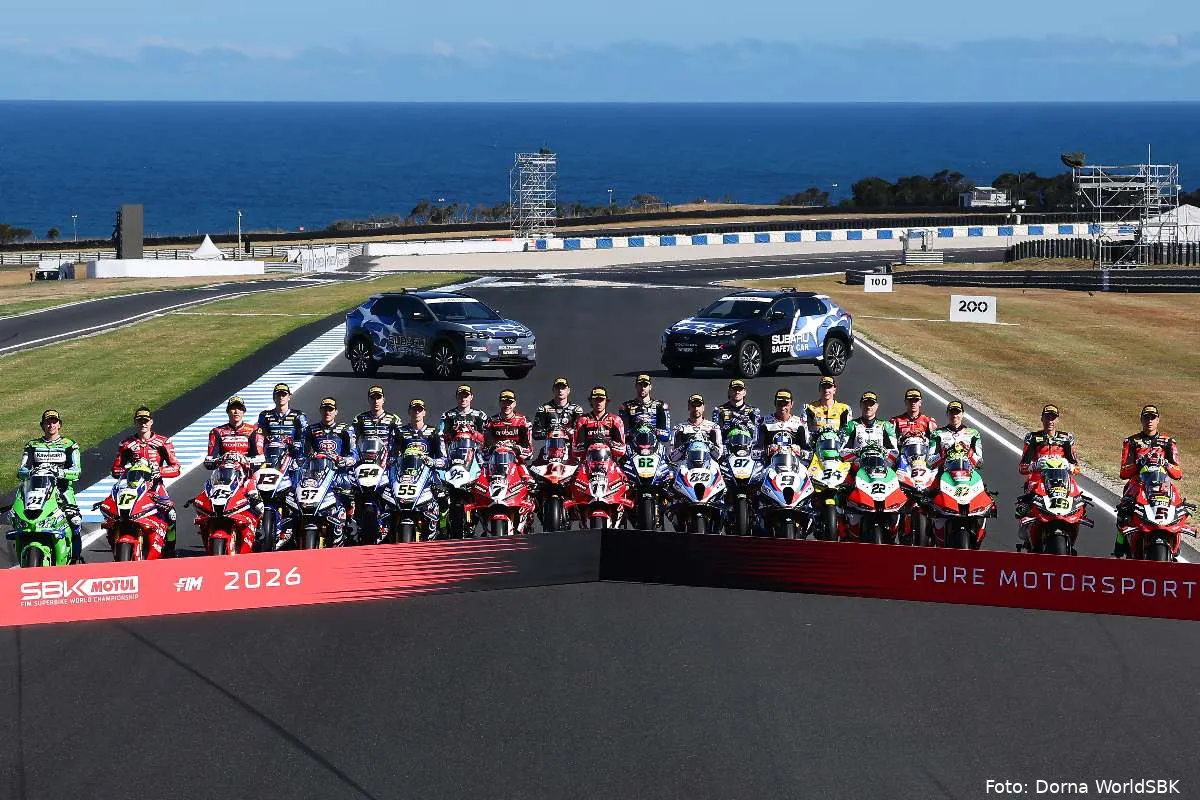 Piloti della griglia Superbike SBK 2026 schierati sulla pista a Phillip Island, Australia