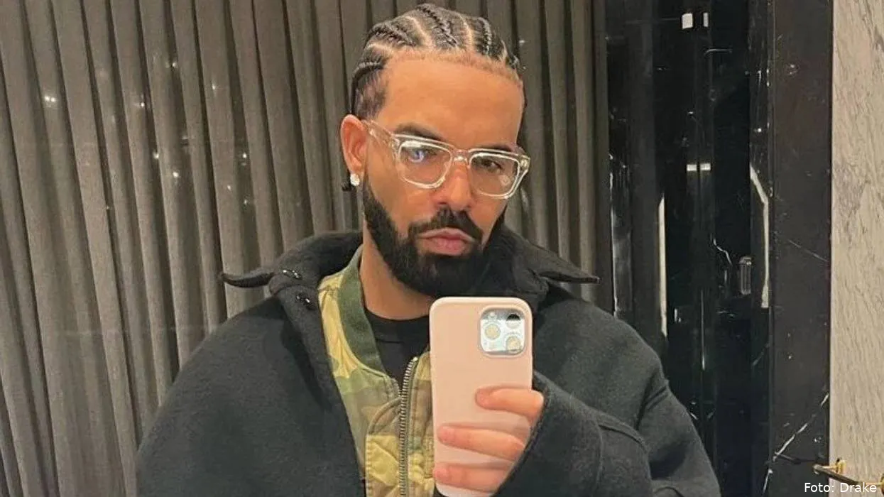 drake-taking-a-selfie