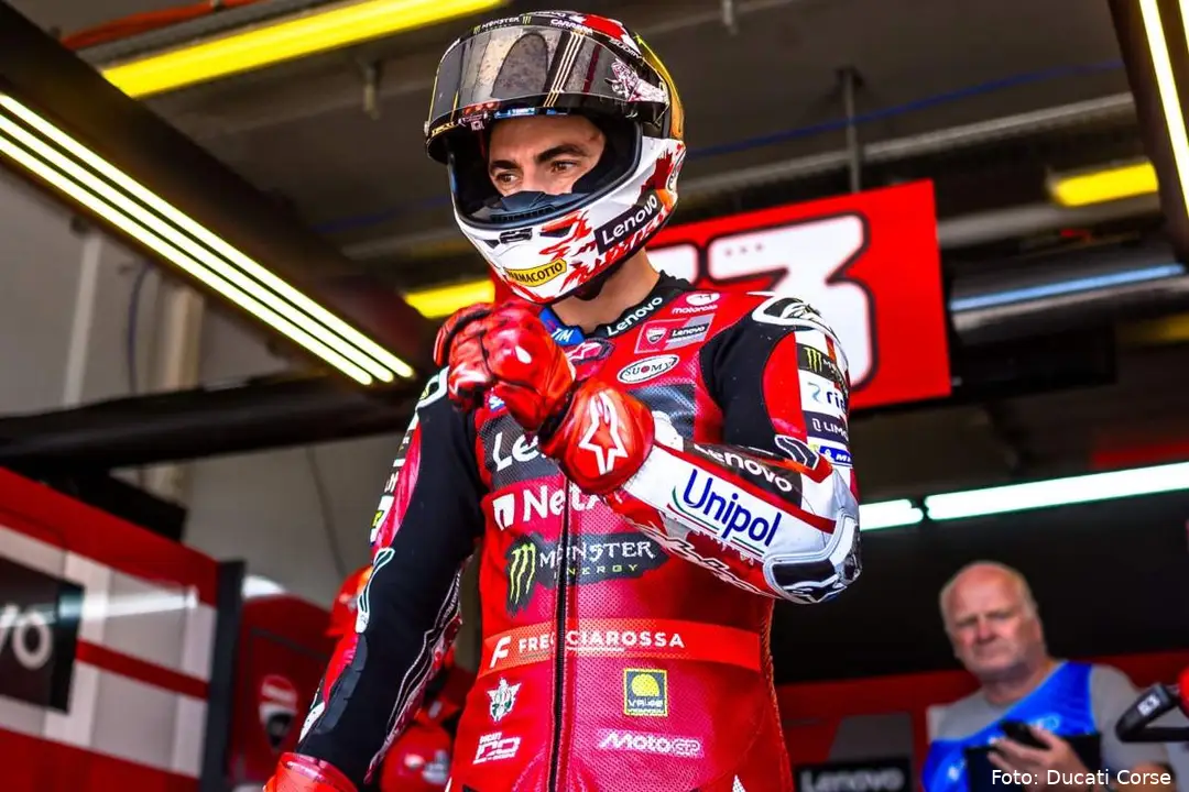 Pecco Bagnaia esce dal box Ducati Lenovo MotoGP