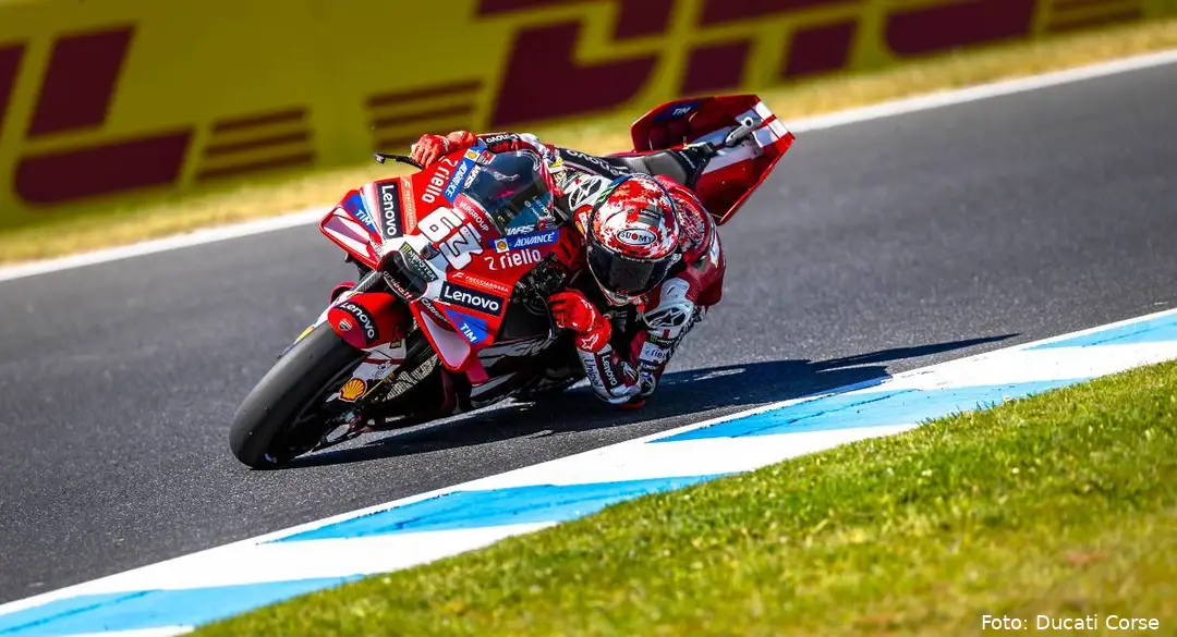 Pecco Bagnaia guida la Ducati Desmosedici GP26 sulla pista di Phillip Island