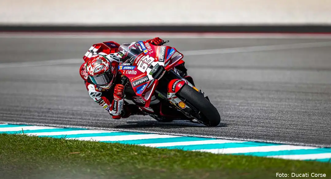 Pecco Bagnaia guida la Ducati Desmosedici GP26 sulla pista del Sepang International Circuit in Malesia