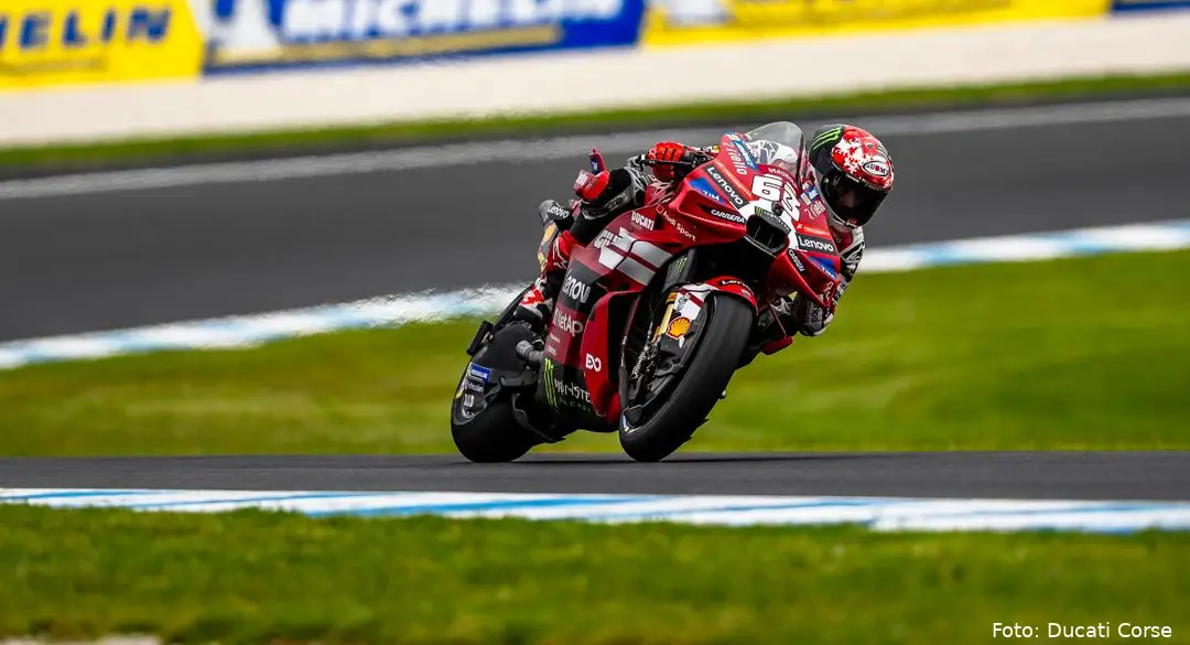 Pecco Bagnaia guida la Ducati MotoGP sulla pista di Phillip Island