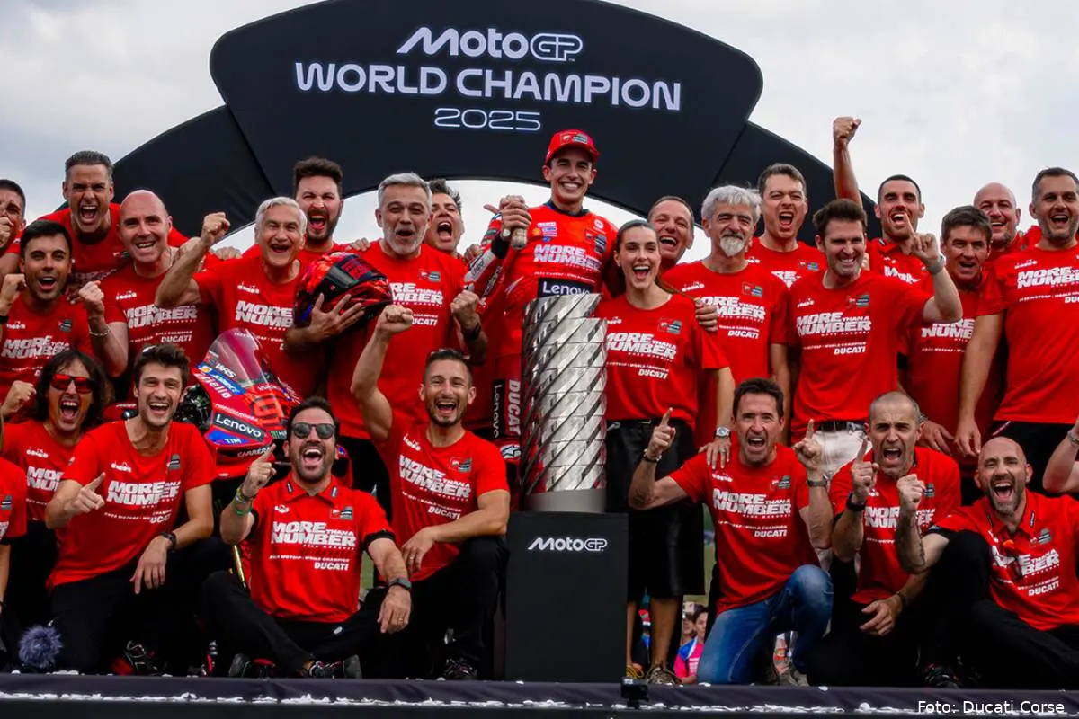 Marc Marquez festeggia il titolo MotoGP 2025 con il team Ducati Lenovo