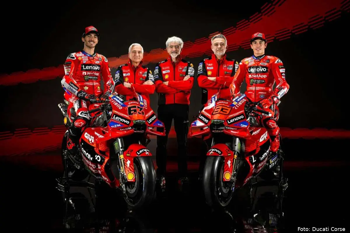 Marc Marquez, Pecco Bagnaia, Gigi Dall'Igna, Davide Tardozzi e Mauro Grassilli del team Ducati Lenovo MotoGP