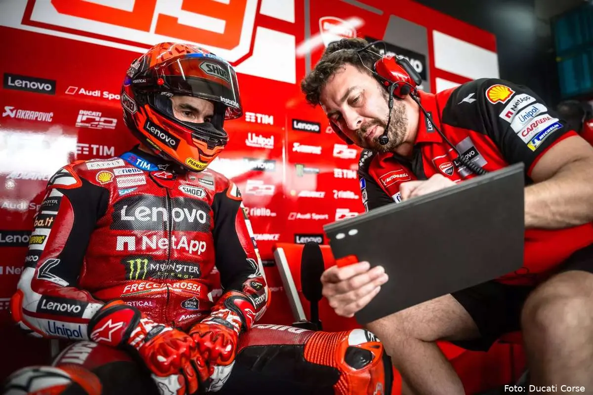 Marc Marquez pilota Ducati MotoGP nel box a Goiania, GP Brasile 2026