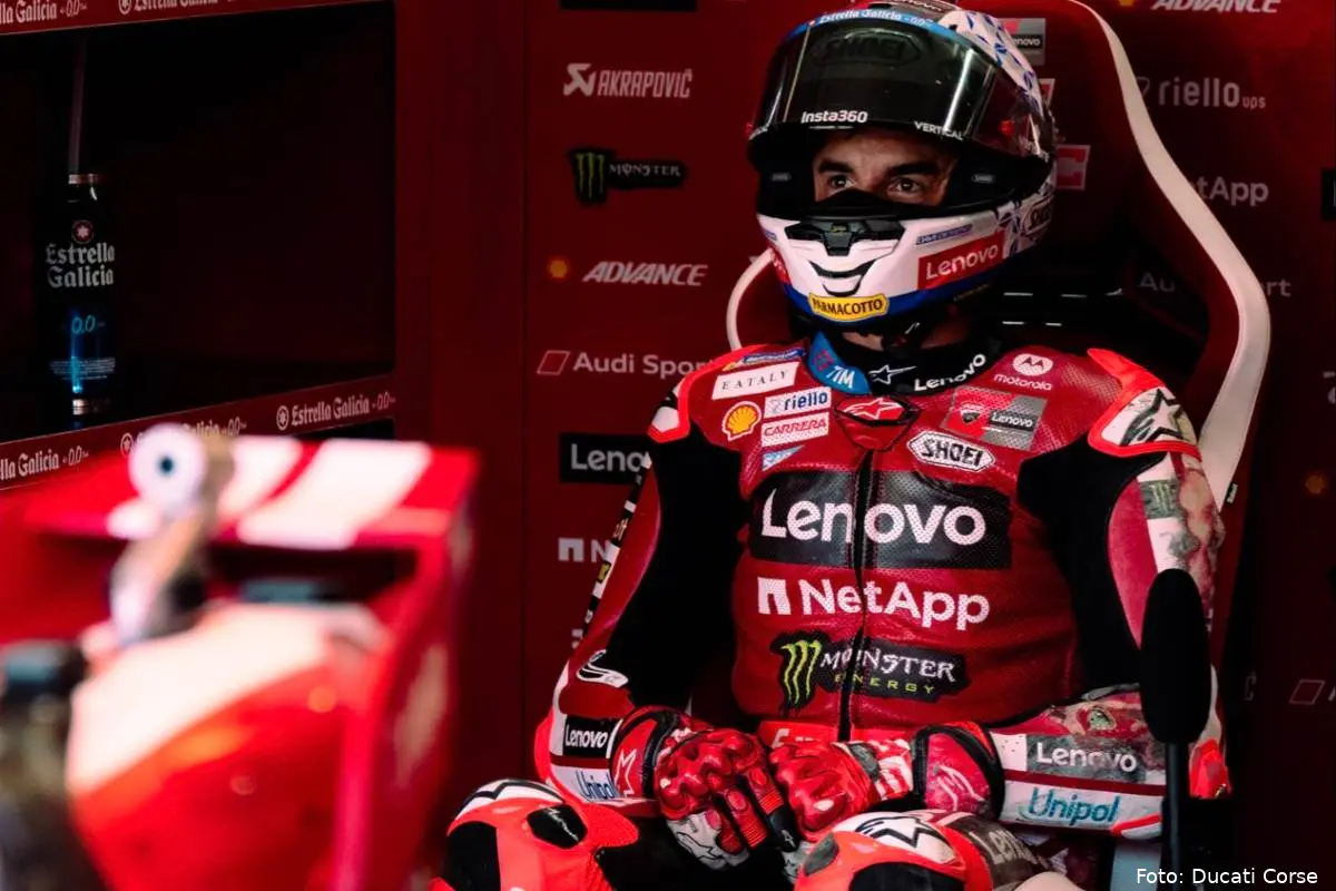 Marc Marquez pilota MotoGP seduto nel box del team Ducati Lenovo a Brno