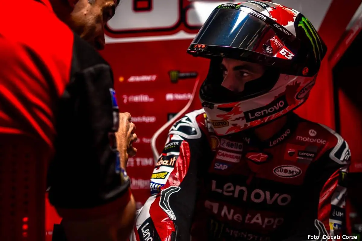 Pecco Bagnaia pilota MotoGP seduto nel box Ducati Lenovo