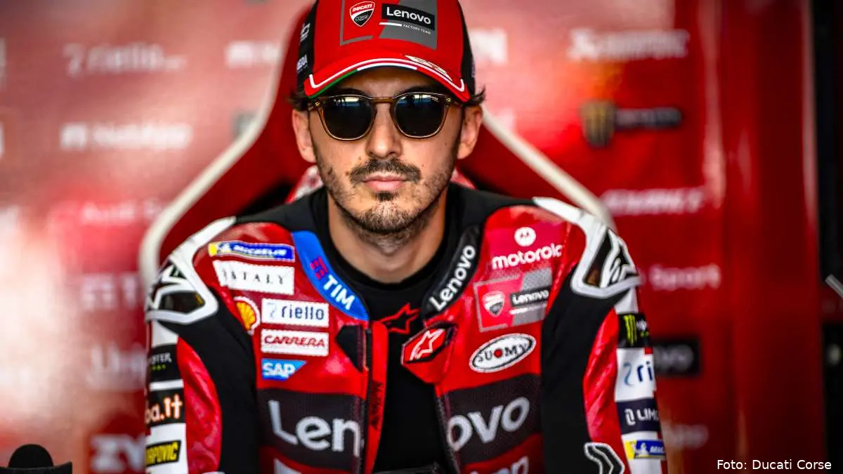Pecco Bagnaia pilota Ducati MotoGP seduto nel box rosso ad Aragon