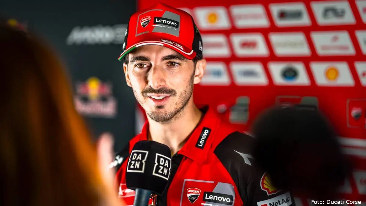 Pecco Bagnaia pilota Ducati MotoGP parla ai microfoni dei giornalisti
