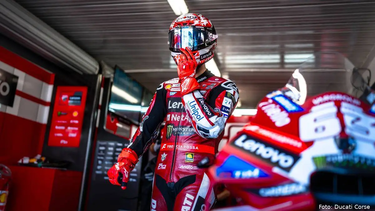 Pecco Bagnaia esce dal box Ducati MotoGP con tuta e casco rossi addosso