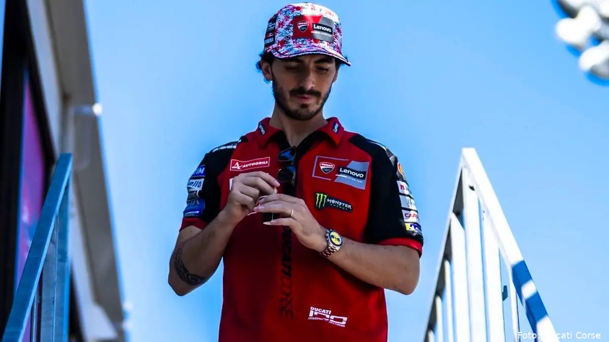Pecco Bagnaia pilota Ducati MotoGP con la maglia rossonera del suo team