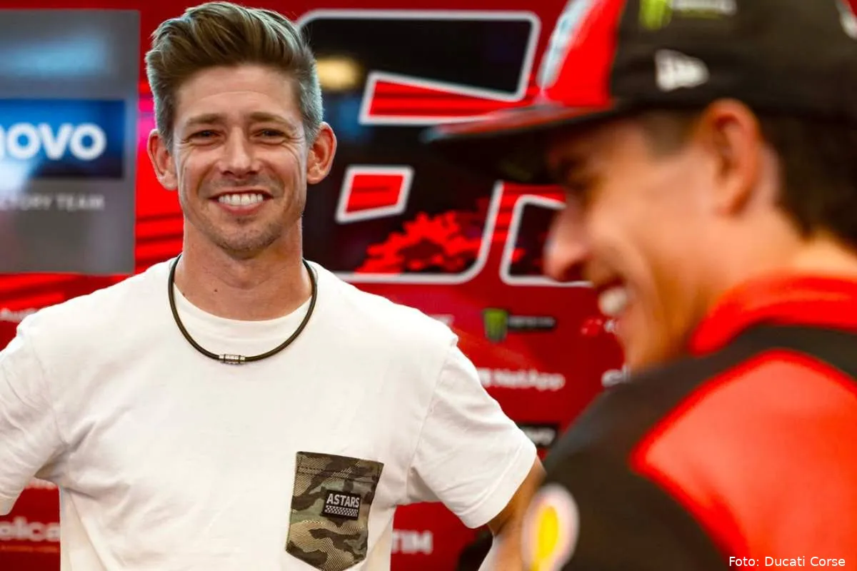 Marc Marquez pilota Ducati MotoGP con Casey Stoner nel box Ducati