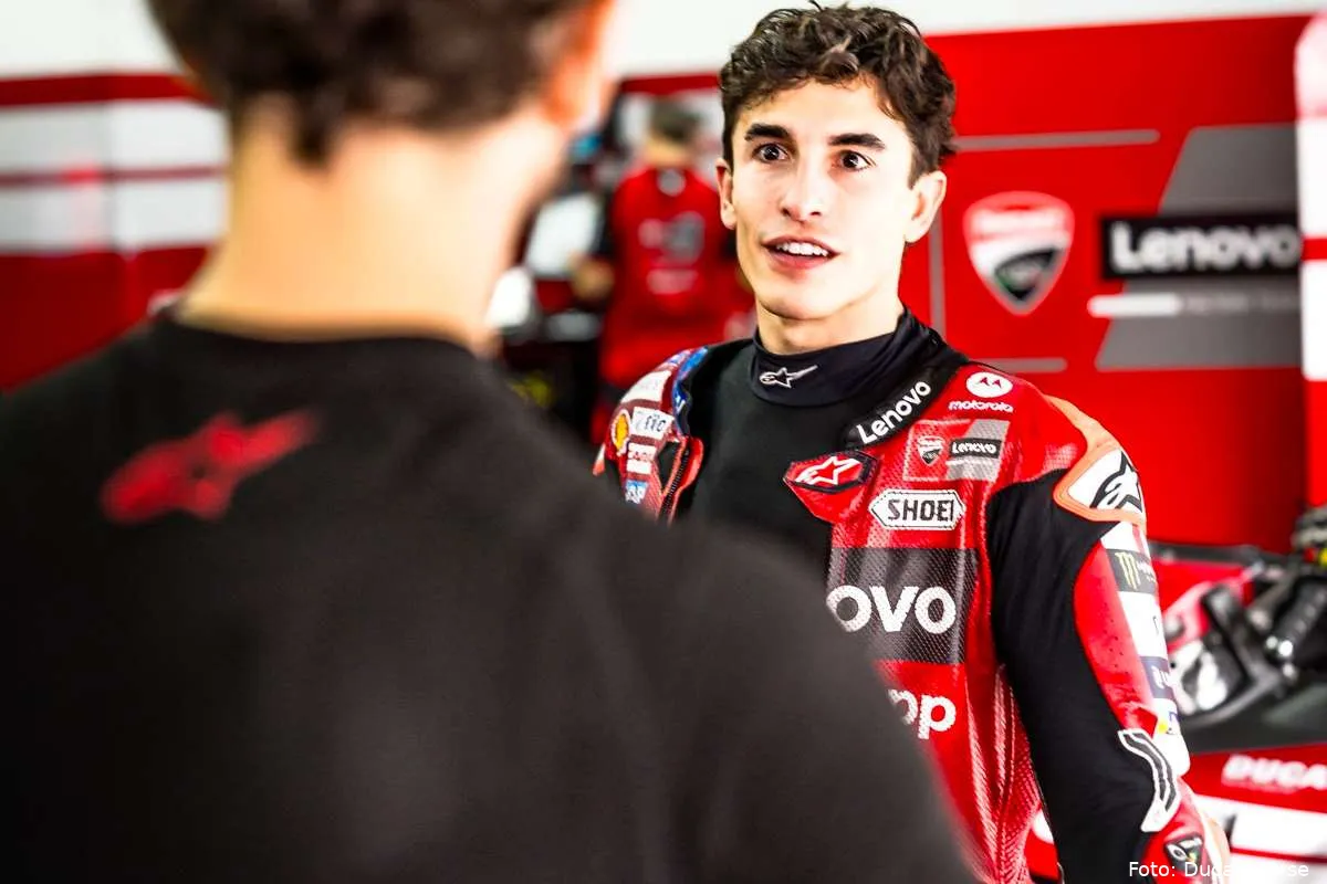 Marc Marquez pilota Ducati MotoGP nel box durante il Sepang Test 2026