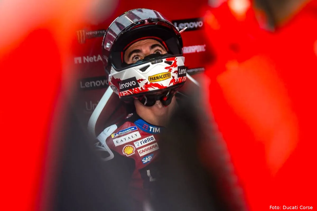 Pecco Bagnaia pilota Ducati MotoGP nel box del team al Balaton Park Circuit