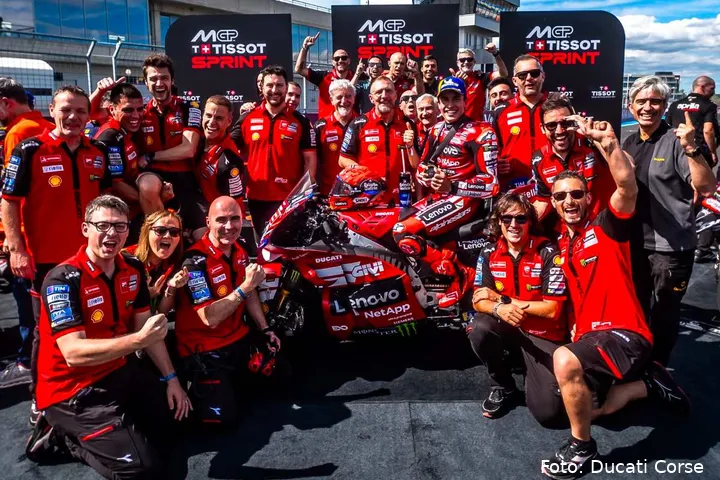 Marc Marquez in festa con il team Ducati Lenovo MotoGP in Ungheria