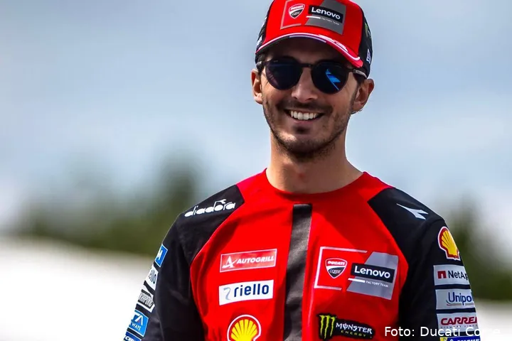 Pecco Bagnaia pilota Ducati MotoGP sorride