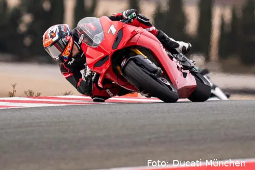 Iker Lecuona guida la Ducati Panigale V4 ad Almeria