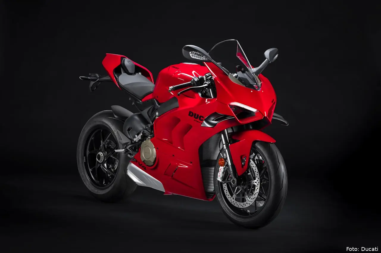 https hypebeastcom image 2021 11 2022 ducati panigale v4 v4s updates speed performance power ride motorbikes 1