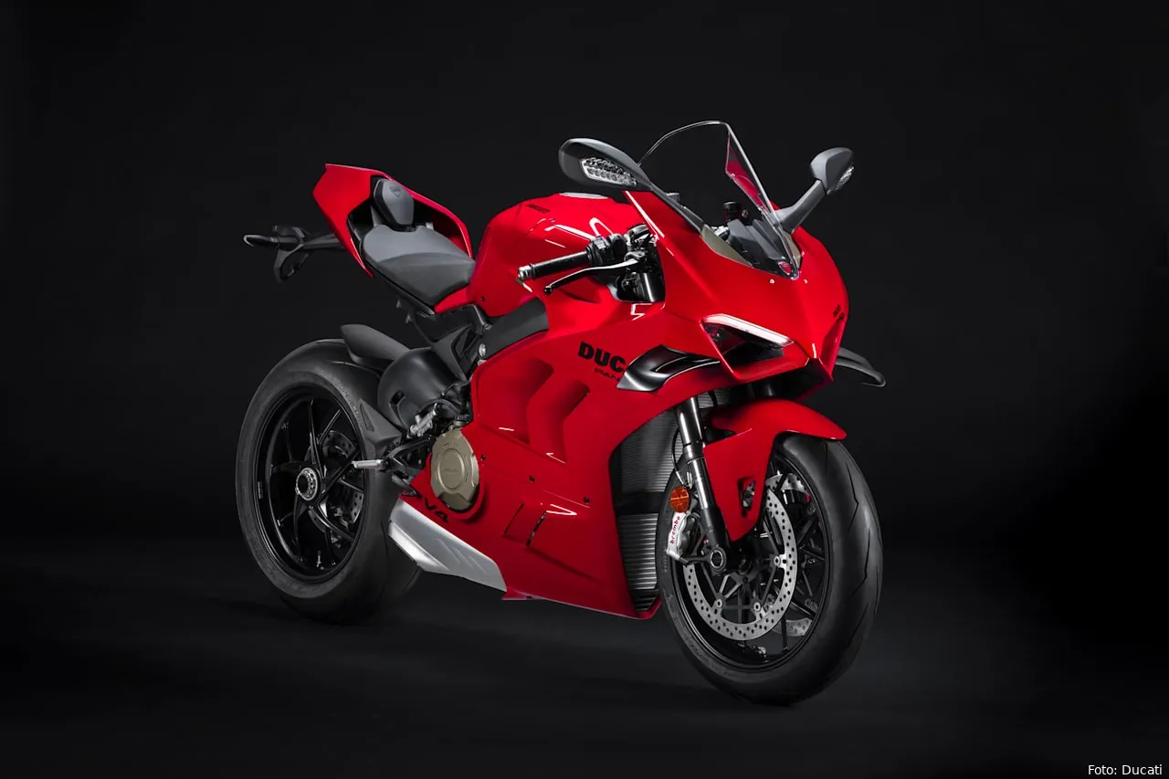 https hypebeastcom image 2021 11 2022 ducati panigale v4 v4s updates speed performance power ride motorbikes 1