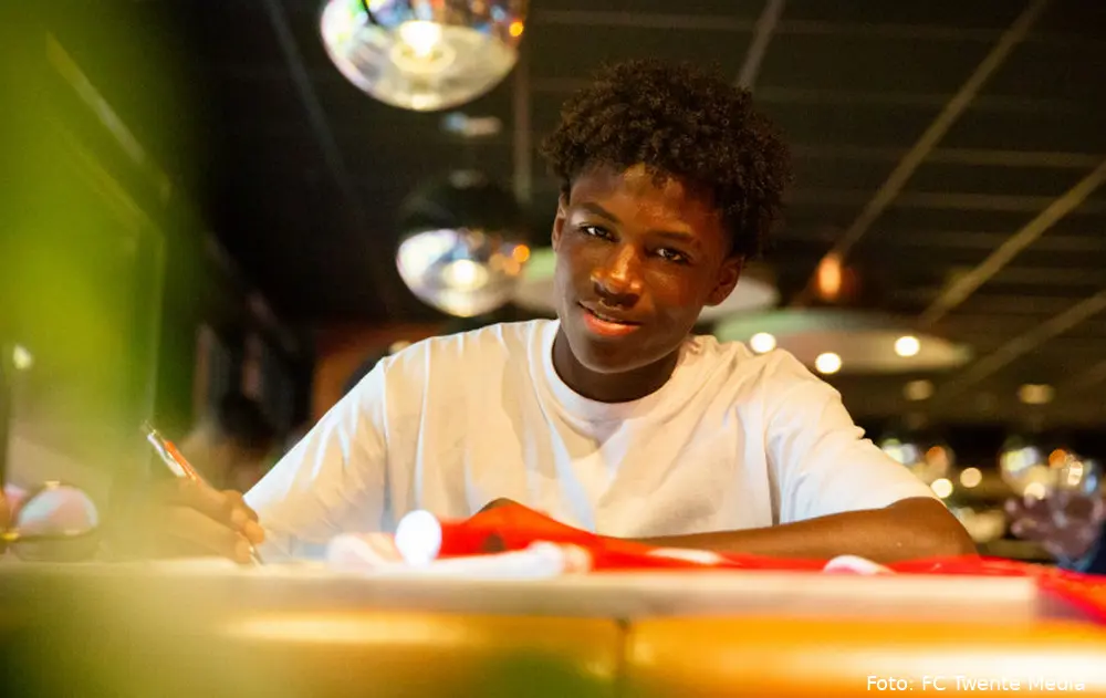 jahnoah markelo tekent eerste profcontract fc twente academie