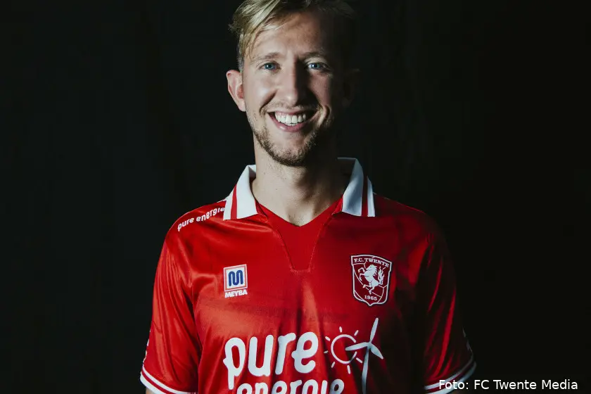 michel vlap lachend presentatie 2021 fc twente