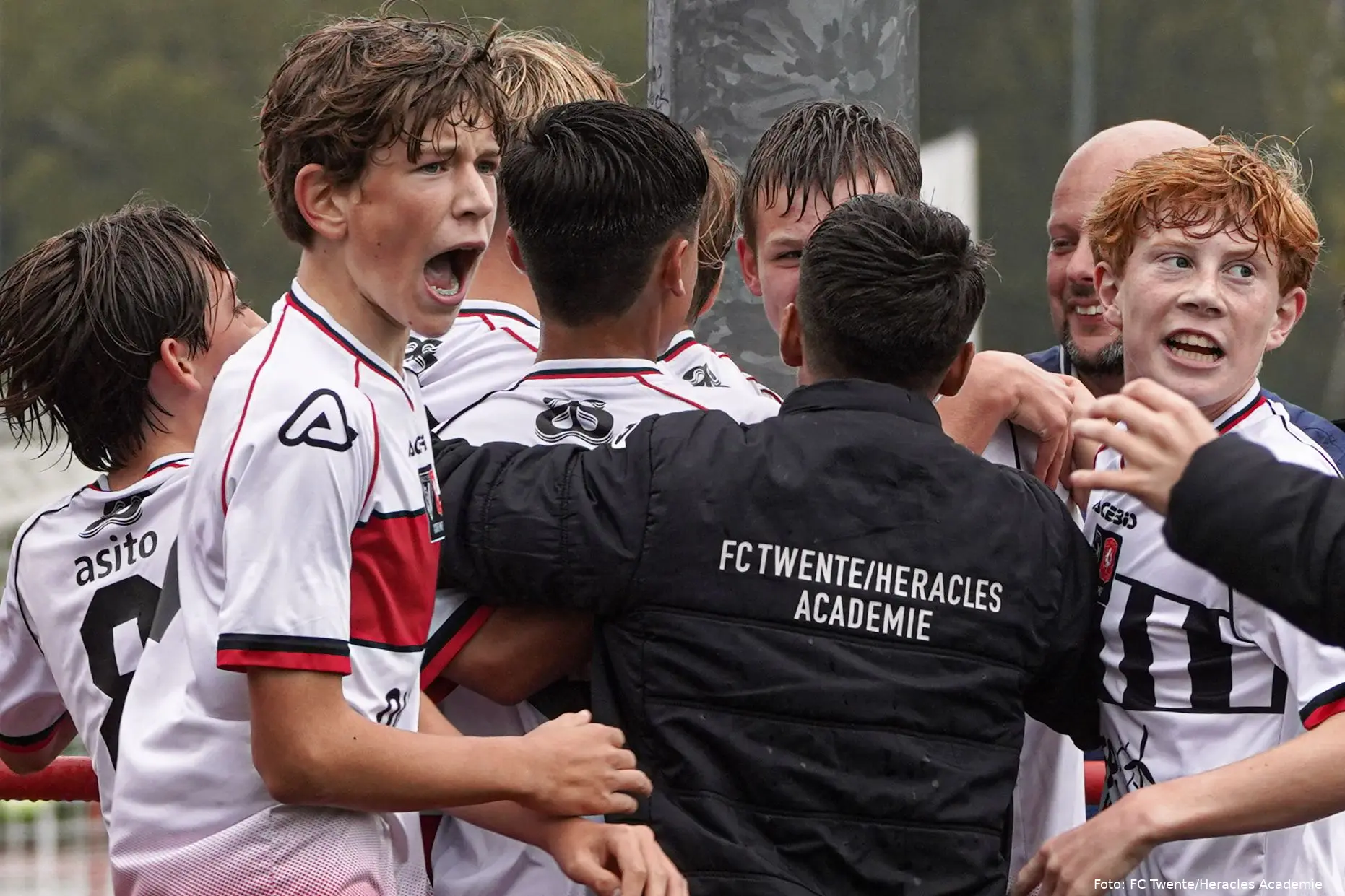 spelers juichen onder 15 fc twente heracles academie winst in slotminuut psv